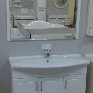 Компактний комплект меблів для ванної кімнати