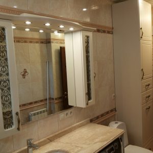 Комплект меблів з відкритими декоративними полицями