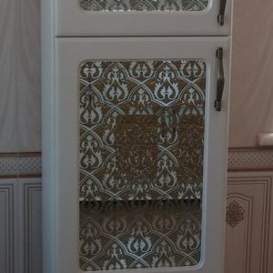 Підвісний білий пенал з кошиком для білизни
