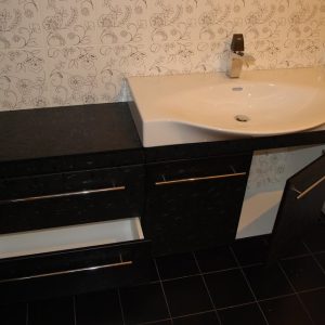 Підвісна тумба кольору венге з асиметричною раковиною