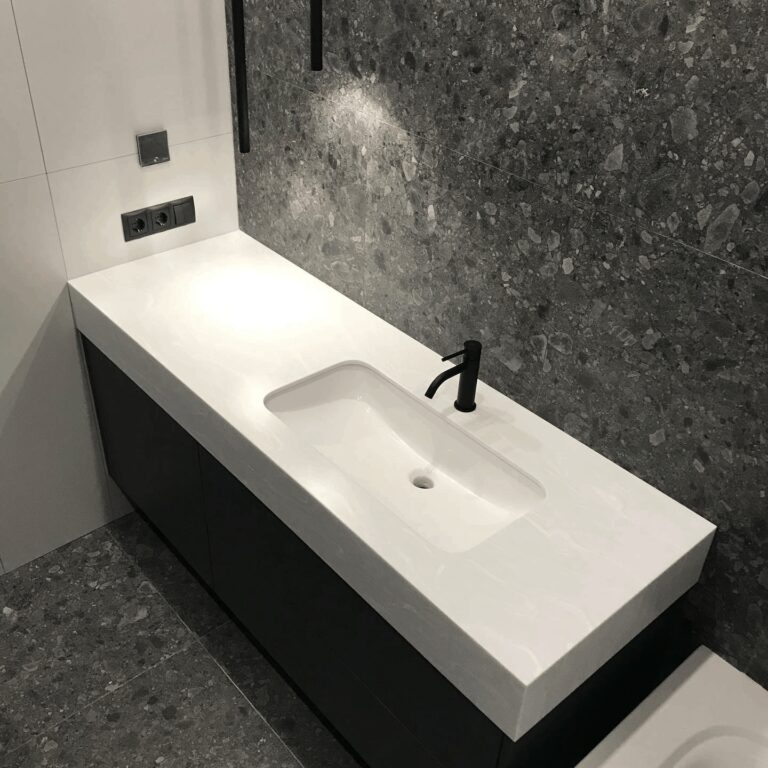 Підвісна тумба у ванну кімнату (білий мат / відкриті полиці дуб)