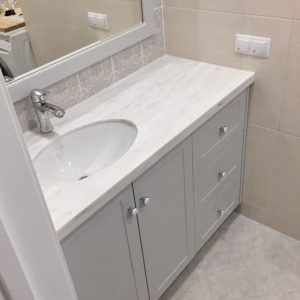 Підлогова сіра тумба у стилі неокласика (рамкові фасади / інтегрована раковина)