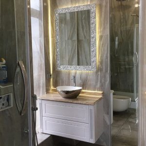 Біла підвісна тумба з натуральним мармуром та LED-дзеркалом