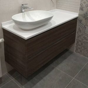Підвісна тумба з накладною раковиною (асиметрична / світлі фасади)