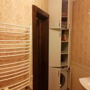 Велика шафа-тумба навколо пральної машини