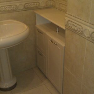 Комод для ванної із вбудованим кошиком для білизни