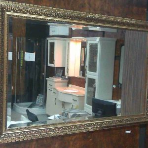 Дзеркало у масивному багеті із золотою патиною