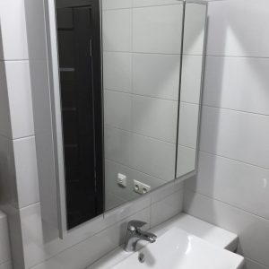 Кутова дзеркальна шафка для ванної