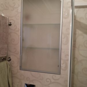 Вбудована шафа у нішу з матовим склом в алюмінієвому профілі