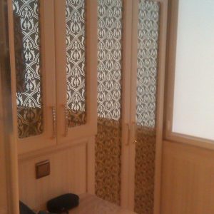 Комплексна шафа у нішу з візерунковим склом