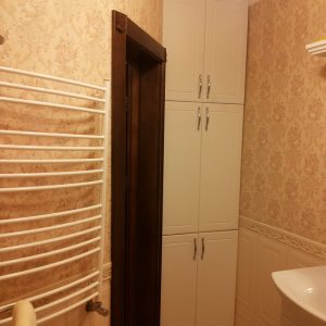 Високий матовий пенал для ванної кімнати