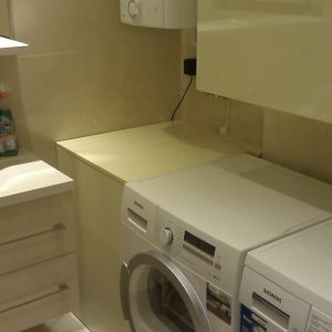 Глянцева шафа над пральною машиною (колір ваніль)